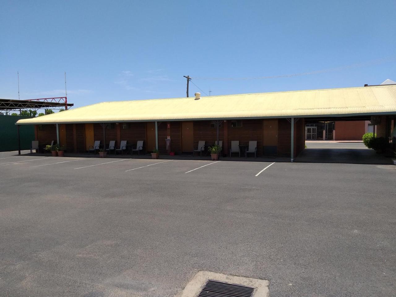 Country Mile Motor Inn Forbes Kültér fotó