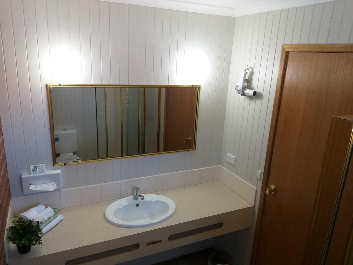 Country Mile Motor Inn Forbes Kültér fotó