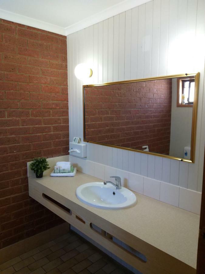 Country Mile Motor Inn Forbes Kültér fotó